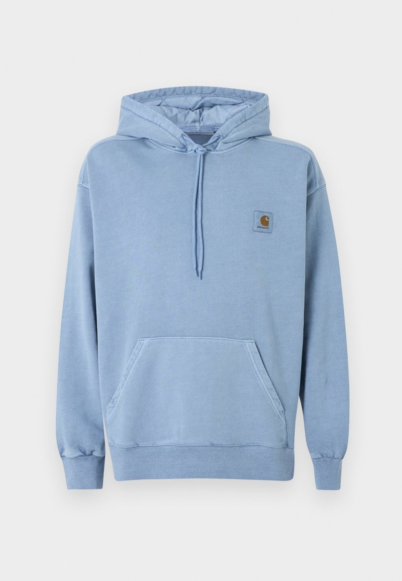 Hellblauer Carhartt-Hoodie mit Kapuze und Kordelzug, Kängurutasche vorne, gerippten Bündchen und Saum sowie einem kleinen braunen Logo-Patch auf der Brust.