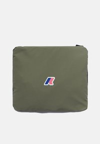 Borsa rettangolare imbottita verde con una superficie liscia. Presenta un logo colorato sulla parte anteriore, una cerniera laterale e dettagli neri.