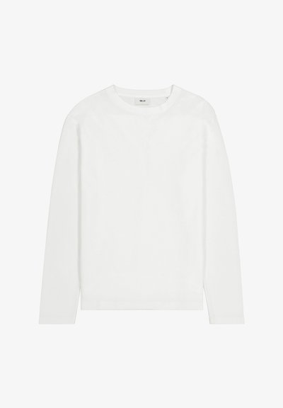 Witte katoenen T-shirt met lange mouwen, ronde hals, rechte zoom en een minimalistisch ontwerp. Glad materiaal, geen patronen of accenten.