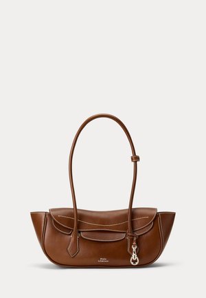 Sac à épaule en cuir marron avec longues anses, fermeture à rabat, poche avant et détail de fermoir en métal sur fond uni clair.