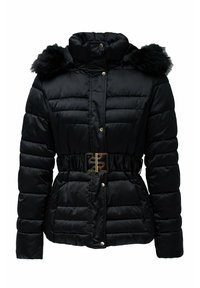 Chaqueta negra acolchada con capucha de piel sintética, cintura ceñida con una hebilla dorada y botones a presión en la parte delantera. Textura suave, diseño aislante.