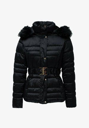 Chaqueta negra acolchada con capucha de piel sintética, cintura ceñida con una hebilla dorada y botones a presión en la parte delantera. Textura suave, diseño aislante.