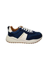 Sneaker blu navy con accenti bianchi e fodera interna marrone. Presenta una linguetta imbottita, materiali strutturati e dettagli di cuciture intricate.
