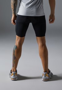 Pier One Sport CYCLING BIB SHORTS WITH PADDING & BACK ZIP POCKET - Kolesarske kratke hlače z naramnicami - black