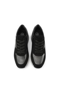 Scarpe sportive nere con una tomaia in mesh e suede, caratterizzate da un design testurizzato, lacci neri e una suola intermedia bianca.