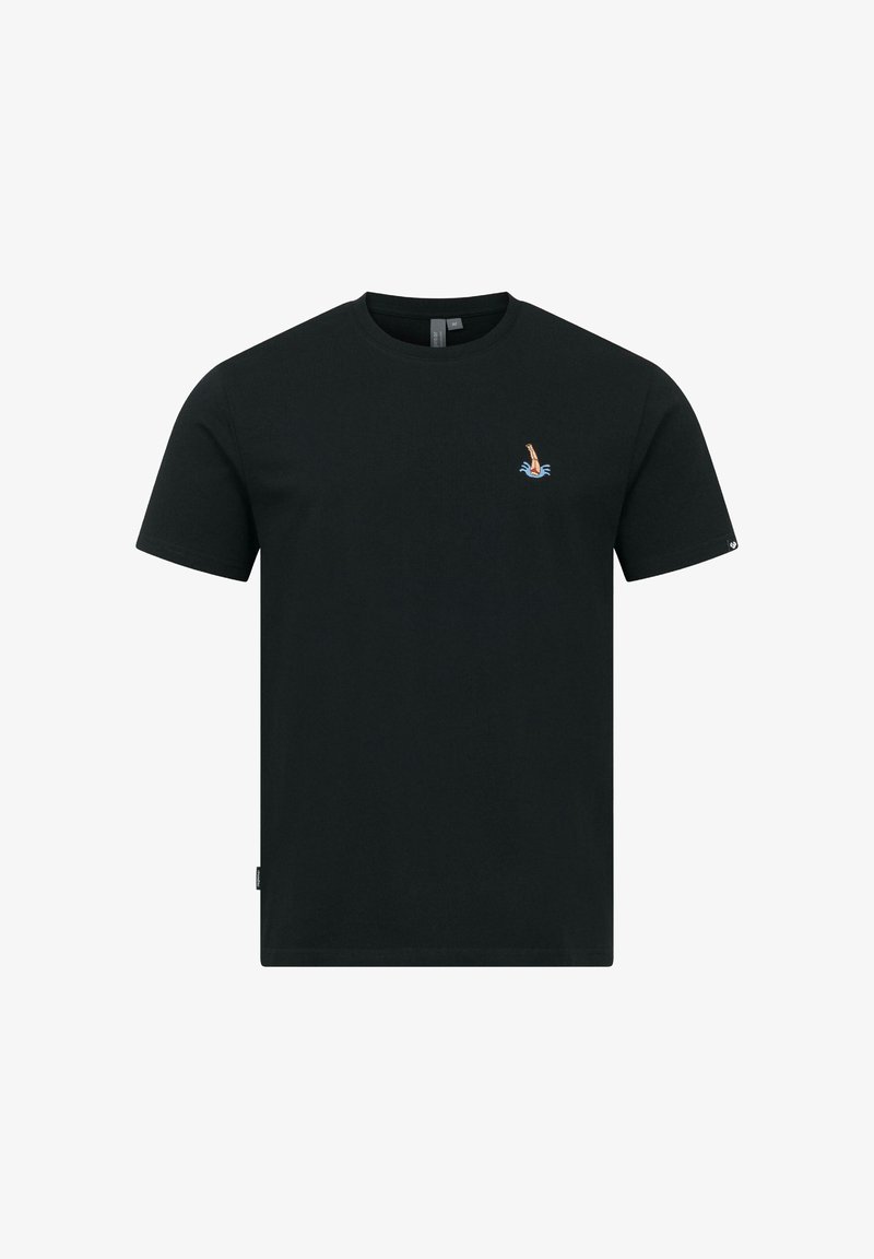 T-shirt noir à manches courtes et col rond avec un petit plongeur brodé dans l'eau sur le côté gauche de la poitrine, étiquette de taille moyenne visible à l'intérieur du col.