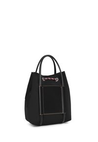 Bolsa tote negra con tela suave, forma estructurada y bolsillo de cuero en contraste. Presenta asas decorativas de cuerda y sutiles detalles de costura.