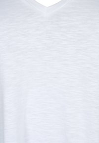 Witte V-hals t-shirt van zacht, lichtgewicht stof met een subtiel, geweven patroon. Glad textuur, casual pasvorm en geen zichtbare merknaam.