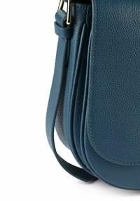 Bolso bandolera de piel en color azul verdoso con superficie texturizada, solapa curva, correa ajustable y detalles sutiles de costura a lo largo de los bordes.