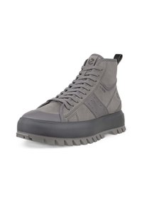 Grå högtoppsneakers i mocka och gummi, med en kraftig sula, snörning och perforerade detaljer för ventilation.