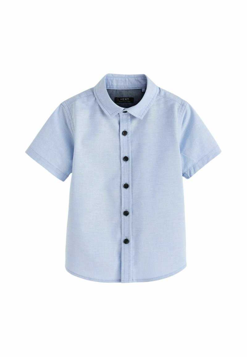 Chemise bleu clair à manches courtes avec boutons noirs et col, posée à plat sur un fond blanc.