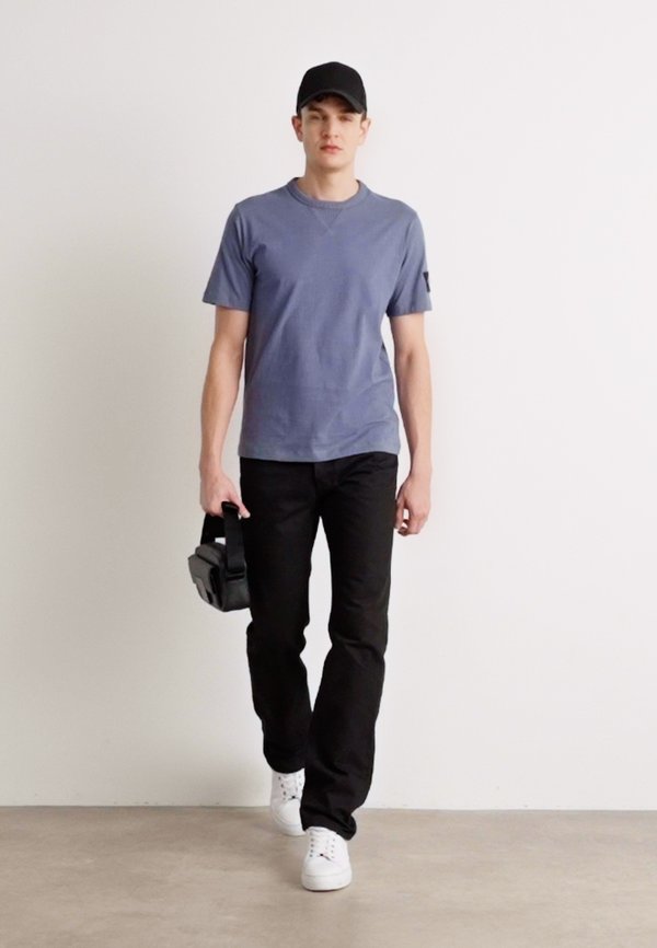 BADGE REGULAR TEE - Basic T-shirt - grisaille2