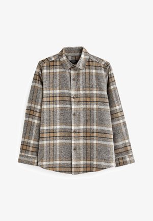 Camisa de hombre de manga larga con botones, con patrón a cuadros en marrón, gris y blanco y cuello clásico, extendida sobre un fondo blanco.