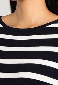 More & More Sweter