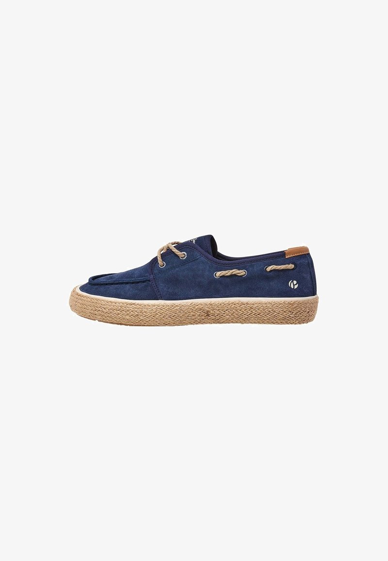 Chaussure décontractée en daim bleu marine avec lacets en corde beige et semelle en jute tressée, vue de côté, design bas avec logo près du talon.