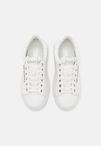 Weiße Leder-Sneaker mit runder Zehenpartie, Schnürdesign, silbernen Ösen und Logodetail an der Seite und Zunge. Glatte Textur.
