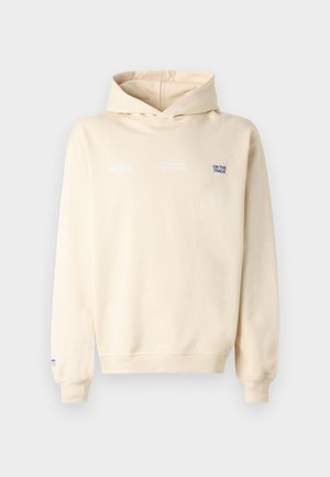 Μπεζ φούτερ με κουκούλα και μακριά μανίκια, με ριμπ μανσέτες και τελείωμα, και μικρό τυπωμένο κείμενο στο στήθος και στο αριστερό μανίκι.