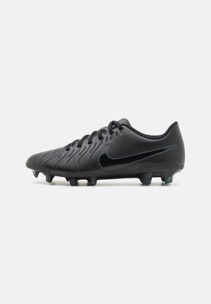 Chaussure de football noire Nike avec des crampons moulés, une tige texturée, des lacets noirs et un grand logo swoosh sur le côté.