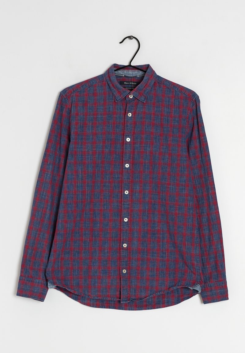 Chemise à manches longues à boutons, en plaid bleu marine et rouge. Présente un col classique et des boutons blancs, avec un ourlet arrondi et une texture douce.