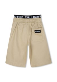 Beige shorts met een elastische zwarte tailleband met de tekst "KARL LAGERFELD", een achterzak met een zwart label en een gladde textuur.