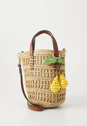 Sac seau en paille tressée avec poignées en cuir marron, bandoulière réglable et breloque poire jaune crochetée avec feuilles vertes.