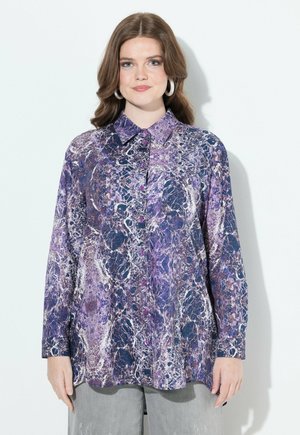 Camicia a maniche lunghe con bottoni, caratterizzata da un motivo astratto in viola, bianco e nero, dotata di colletto a punta e vestibilità leggermente ampia.