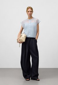 ADOLFO DOMINGUEZ T-shirt med print - light blue