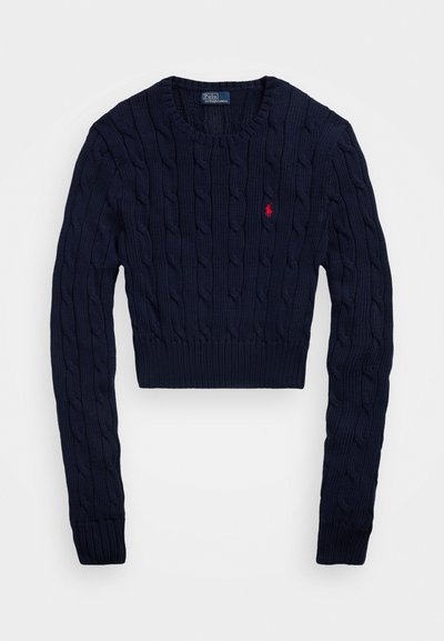 Tamno plavi skraćeni pulover izrađen od pletene tkanine s uzorkom pletenice, okruglim izrezom i rebrastim manžetama s malim crvenim logom.
