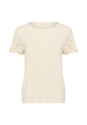 T-shirt crème avec un col rond et des manches courtes. Les manches présentent des détails en dentelle complexes. Tissu doux et lisse avec une coupe décontractée.