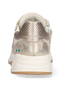 Sneaker mit einer strukturierten metallic silbernen Rückseite, weichen beigen Seiten, pinken Akzenten und einer weißen Sohle; verfügt über einen sicheren Verschluss und ein minimalistisches Design.