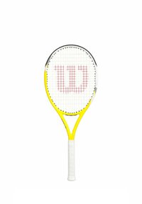 Tennisschläger mit einem gelben Rahmen, weißem Griff und einem Rautenmuster. Hat ein markantes rotes "W"-Logo auf den Saiten.
