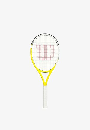 Tennisschouder met een gele frame, witte handgreep en een rasterpatroon. Kenmerkt zich door een opvallend rood "W"-logo op de snaren.
