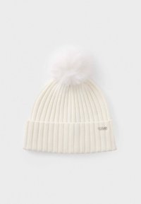 Căciulă tricotată albă cu textură fantezistă și pom-pom pufoasă pe vârf, precum și logo metalic "BOSS" pe manșetă. Textură moale și design ajustat.