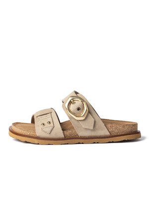 Sandalia beige de ante con dos tiras, gran hebilla dorada octogonal en la tira superior, plantilla de corcho y suela de goma.