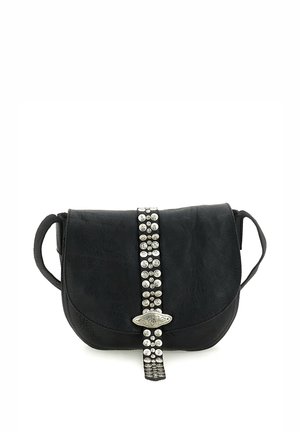 Borsa a tracolla in pelle nera con patta e cinturino verticale decorato con borchie rotonde argento e chiusura decorativa in argento.