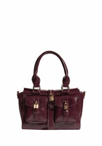 Burgundijas lakotas ādas rokassoma ar divām priekšēj�ām kabatām, zelta metāla akcenti un gluda, spīdīga apdare. Iekļauj divus augšējos rokturus.