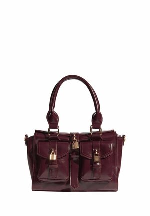 Burgundin värinen lakattu nahkalaukku, jossa on kaksi etupocketsia, kultaiset yksityiskohdat ja sileä, kiiltävä pinta. Varustettu kahdella yläkahvalla.