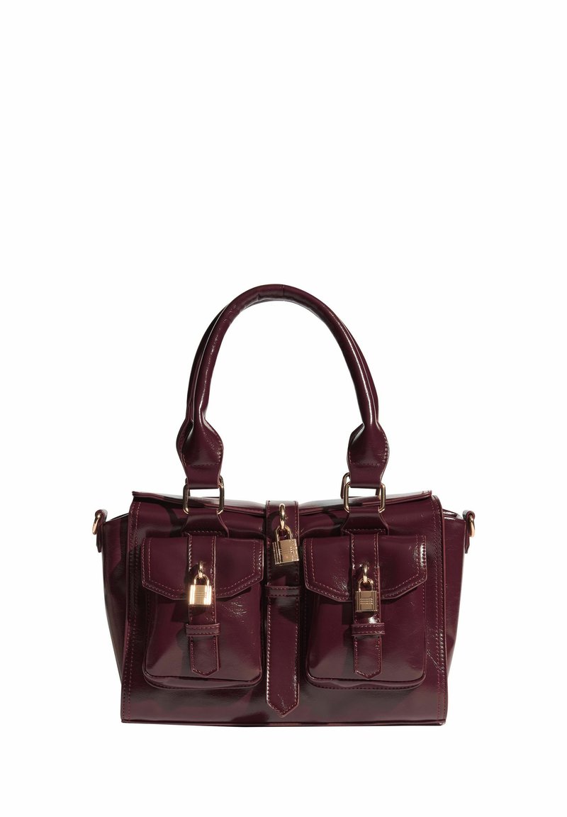 Burgundijas lakotas ādas rokassoma ar divām priekšējām kabatām, zelta metāla akcenti un gluda, spīdīga apdare. Iekļauj divus augšējos rokturus.