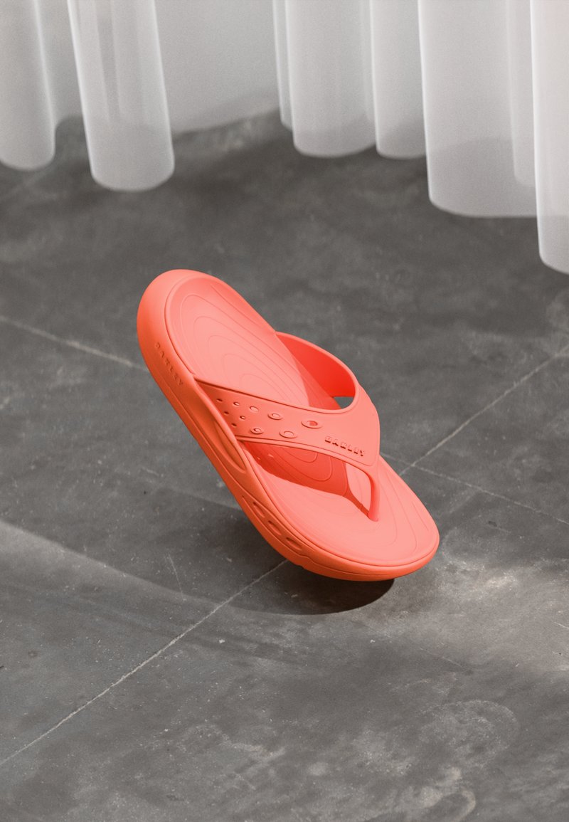 Πορτοκαλί σαγιονάρα από καουτσούκ με υφή στη σόλα και φαρδύ λουράκι με μικρές τρύπες για αερισμό.