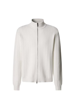 Suéter blanco de punto acanalado con cuello alto, cierre frontal completo, mangas largas y un patrón texturizado en toda la prenda.