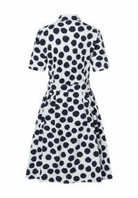 Kurzes Ärmeldress aus weißem Stoff mit großen navyblauen Punkten, mit einem Kragen-Halsauschnitt und einer taillierten Taille für einen ausgestellten Rock.
