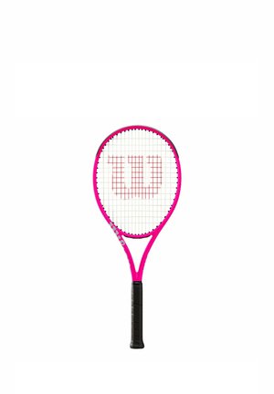 Tennisschläger mit pinkem Rahmen, schwarzem Griff und weißen Saiten mit rotem "W"-Logo auf den Saiten.