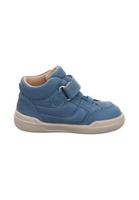 Scarpa alta in pelle blu con cinturino in velcro, interno beige, cuciture strutturate e suola in gomma grigio chiaro.