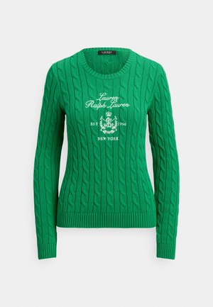 Suéter verde de punto con patrón de trenzas, escote redondo y dobladillo acanalado. Logo bordado en blanco centrado en la parte delantera.