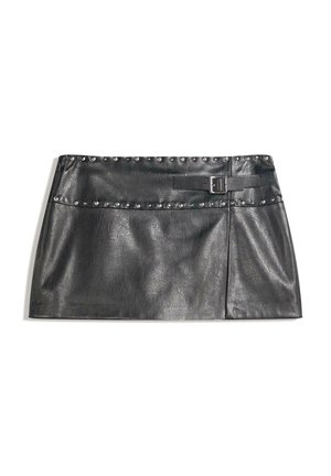 Schwarzer Minirock aus Kunstleder mit silbernen Nieten entlang des oberen Randes und einem kleinen seitlichen Gürtel mit Schnalle auf weißem Hintergrund.