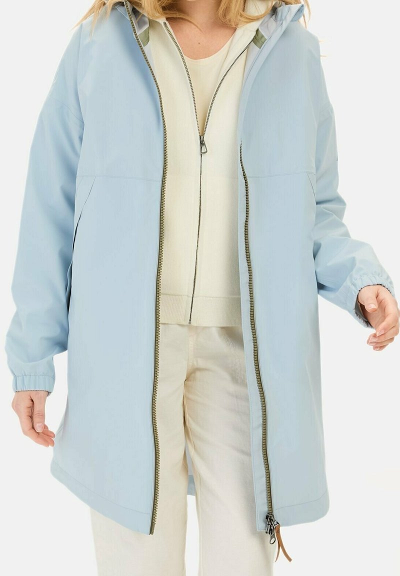 Jasnoniebieska wodoodporna kurtka z kapturem, zamkiem błyskawicznym i elastycznymi mankietami. Charakteryzuje się gładką fakturą oraz regulowanym sznurkiem u dołu.