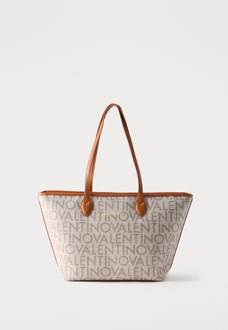 Τσάντα ώμου Valentino σε μπεζ με καφέ δερμάτινα χερούλια και διακοσμητικά, με επαναλαμβανόμενο μοτίβο λογότυπου Valentino και μικρό χρυσό όνομα της μάρκας στο μπροστινό μέρος.