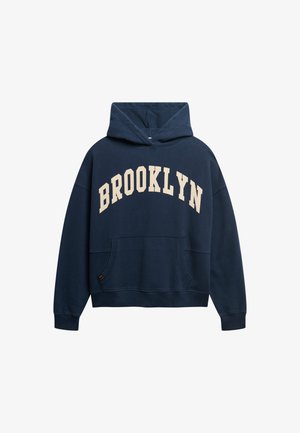 Marineblå hættetrøje lavet af bomuld, med en kængurulomme, stort "BROOKLYN" print i cremefarve og snøre i huen.