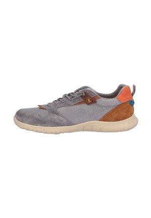 Zapatilla casual gris con paneles de ante y malla, detalles en naranja y marrón, suela beige y cierre de cordones, vista desde el lado exterior.