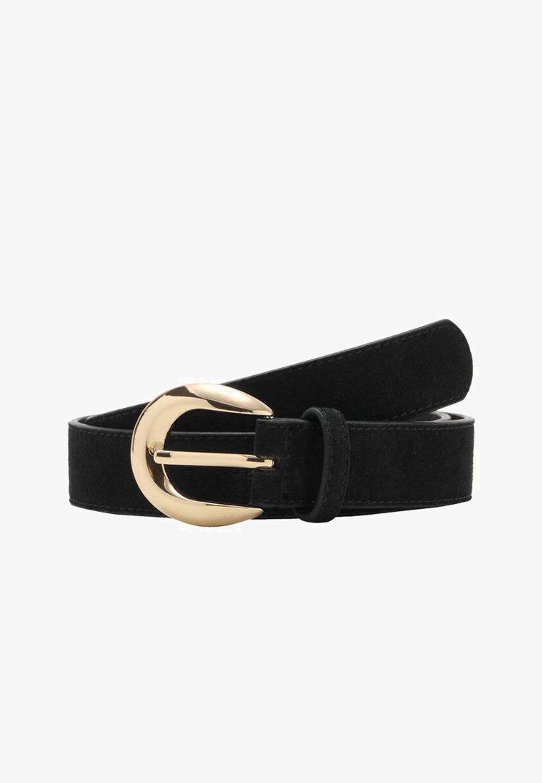 Zwarte suède riem met een gouden ronde gesp, voorzien van een soepele textuur, stiksel details en een verstelbare pasvorm.